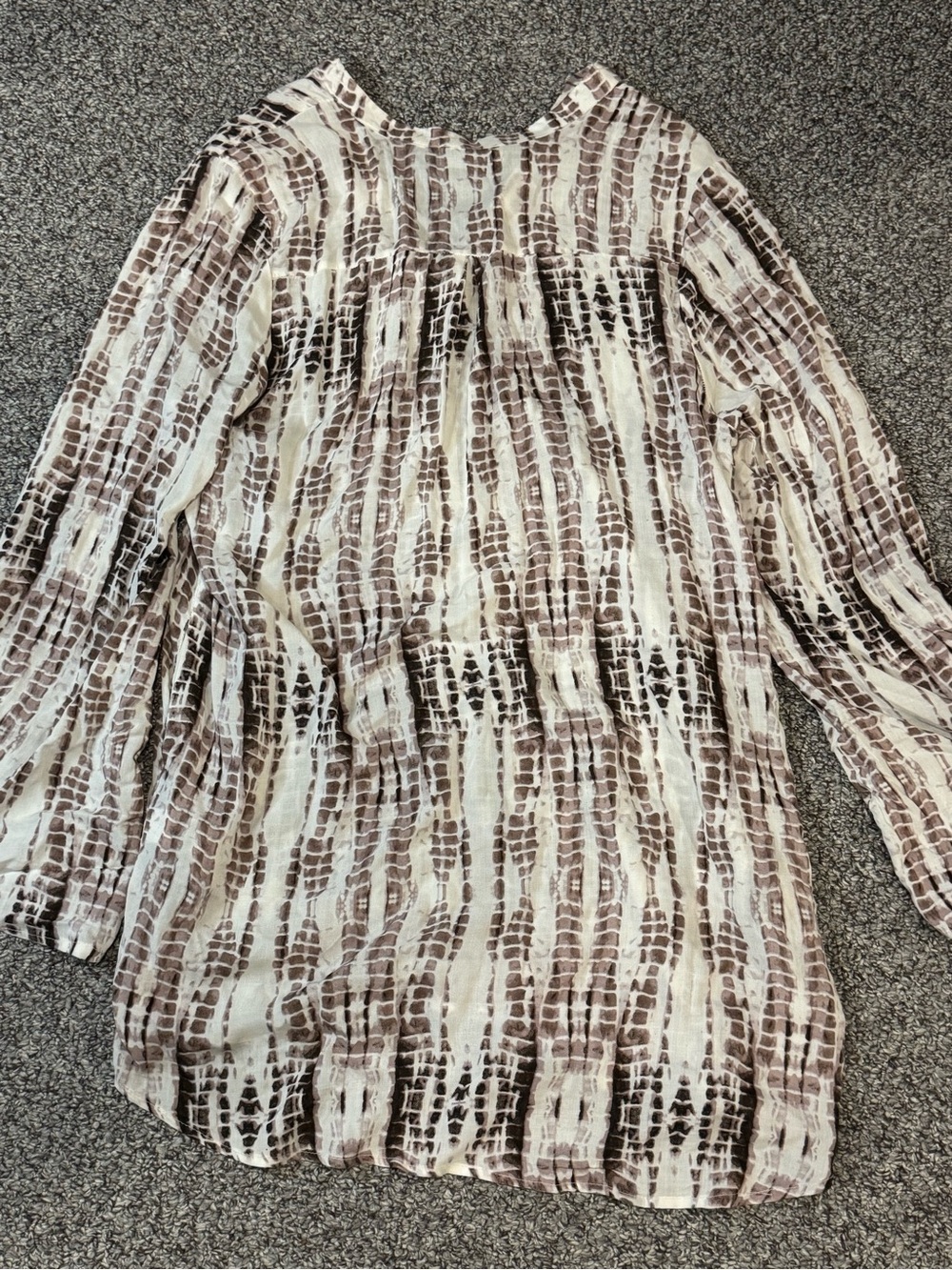 Etiquette Taupe & Cream V-Neck Patterned Blouse - Picture 6 of 7